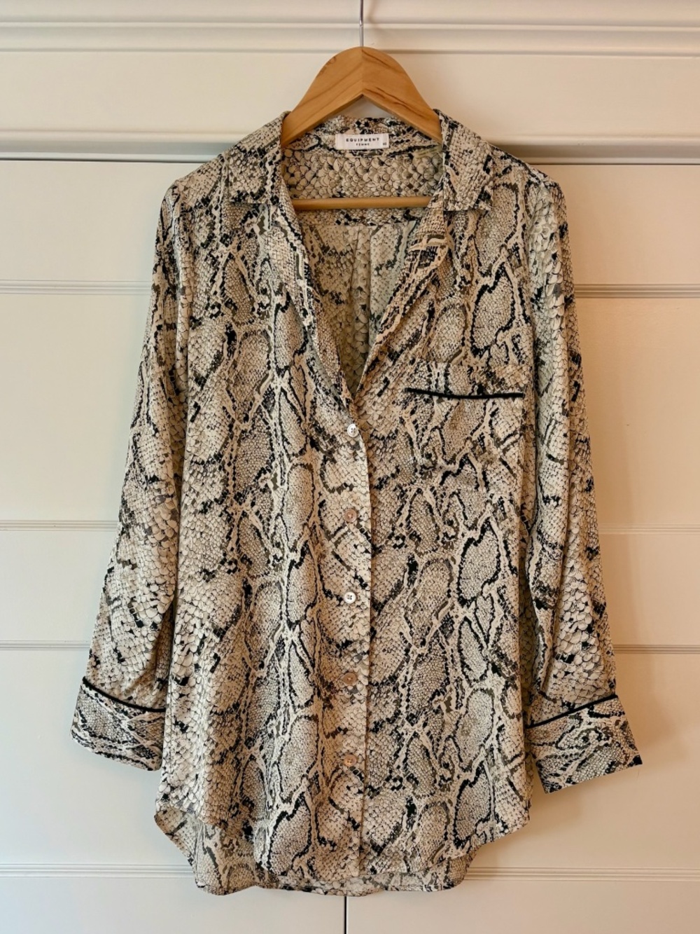 Equipment silk snake-print blouse